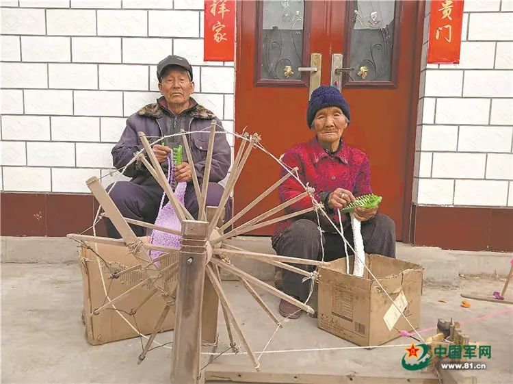 八旬老人寄出数万条围巾，收货地几乎覆盖所有边关