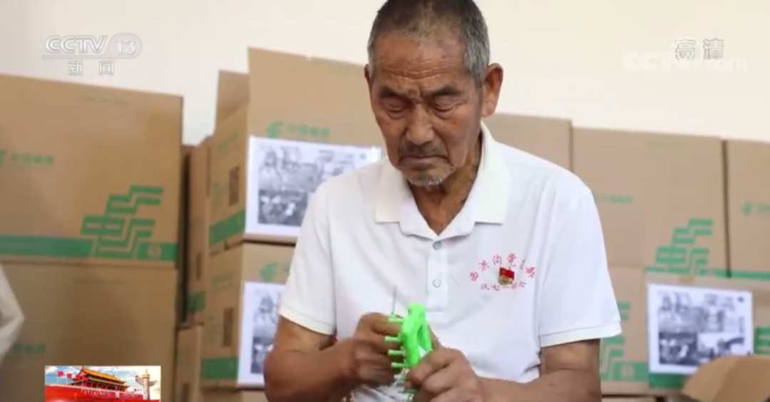 八旬老人寄出数万条围巾，收货地几乎覆盖所有边关