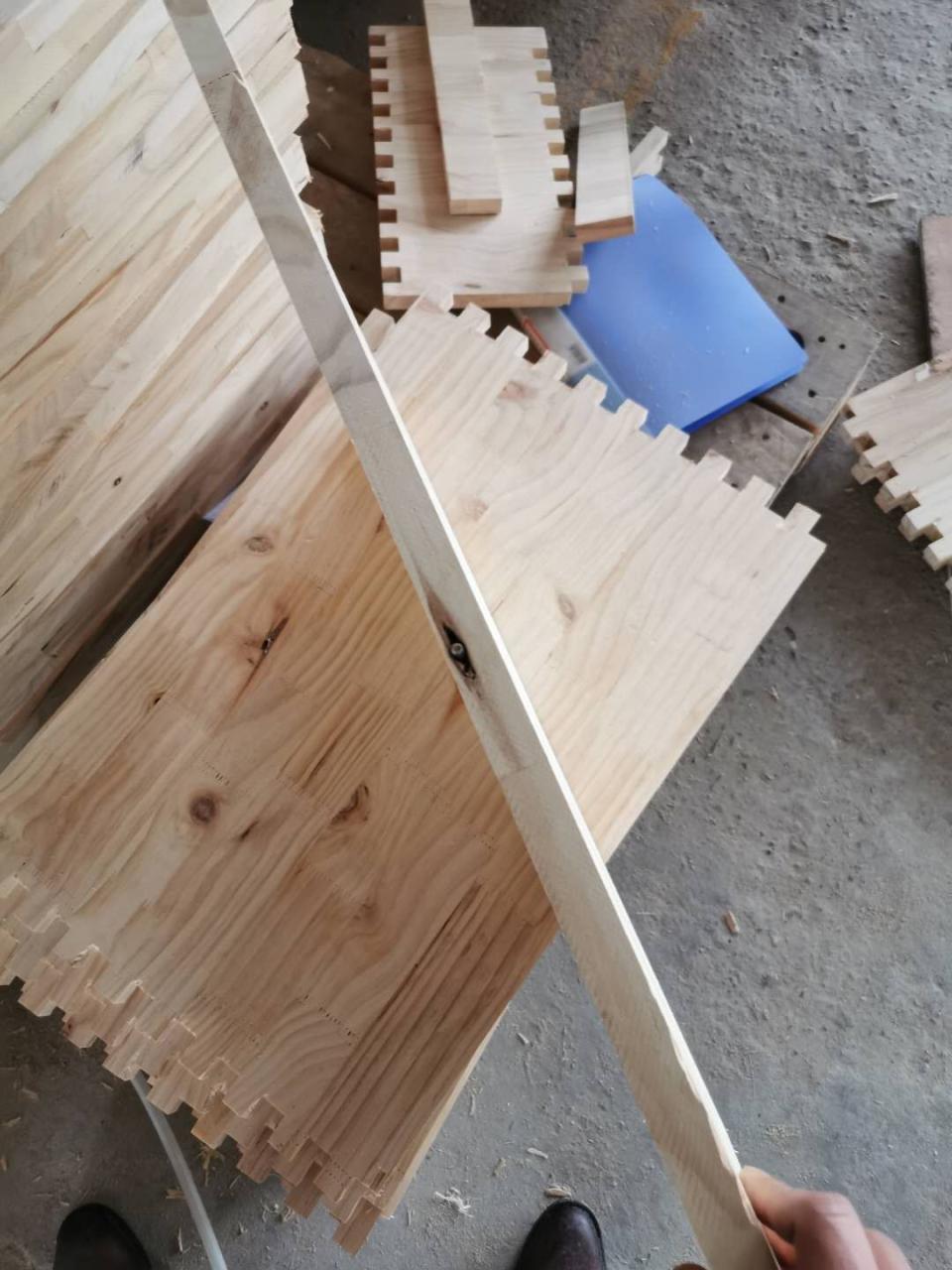 工蜂喂养幼虫一天多少次(工蜂每天访问幼虫巢房1300多次,幼虫怎么没撑死)