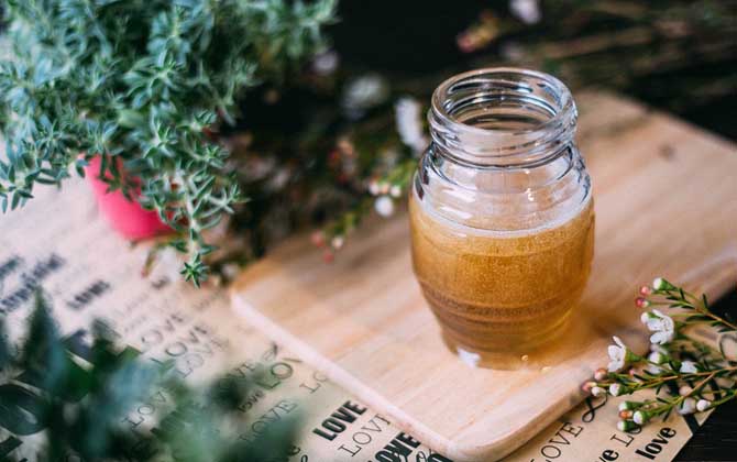 有机蜂蜜和普通蜂蜜的区别(工业蜂蜜和自然蜂蜜的区别)