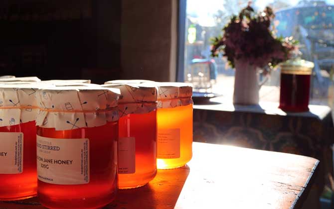 有机蜂蜜和普通蜂蜜的区别(工业蜂蜜和自然蜂蜜的区别)